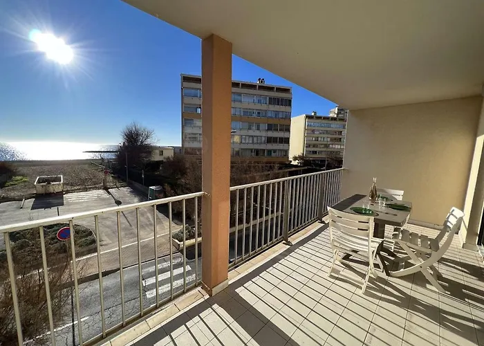 T2 Avec Terrasse, Parking Prive, Proche - Fr-1-701-18 Apartman *