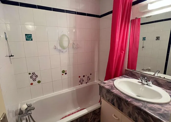 T2 Avec Terrasse, Parking Prive, Proche - Fr-1-701-18 Apartman *